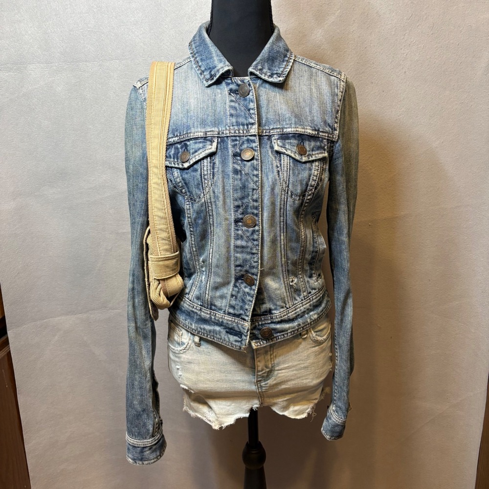 American Eagle Womens Medium Wash Distressed Denim Trucker Jacket Size Small